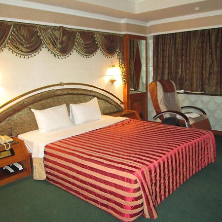 Huangjia Motel Тайнань Экстерьер фото